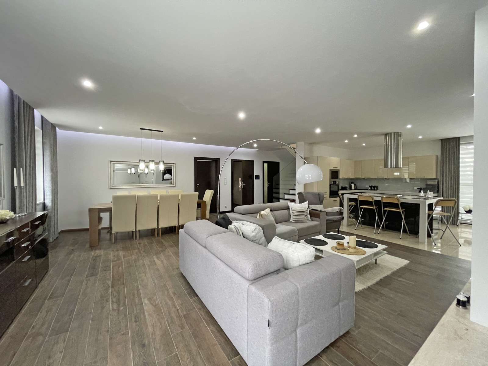 Sample listing image for 8033 Pine Ridge Ct.